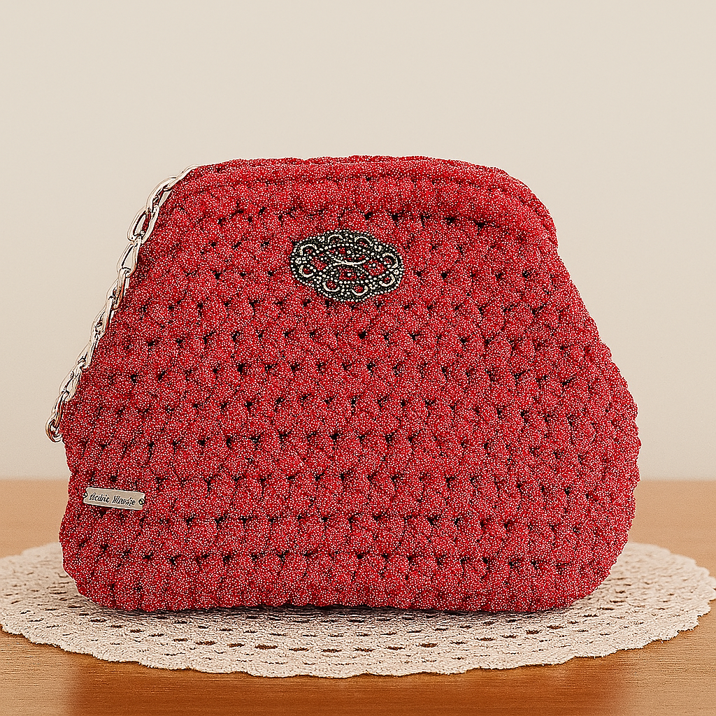 Borsetta artigianale in crochet rosso con decorazione argentata