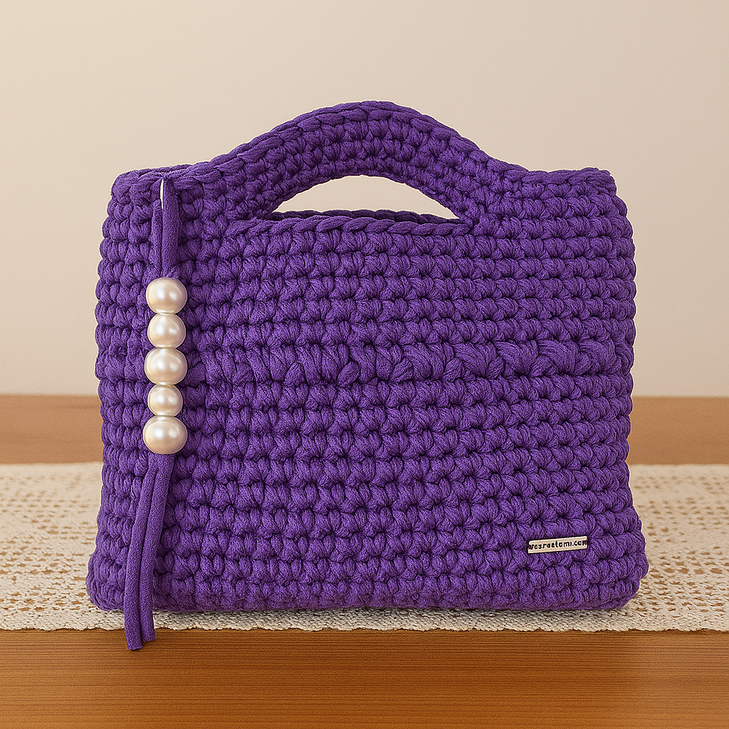 Borsa artigianale in crochet con dettaglio di perle