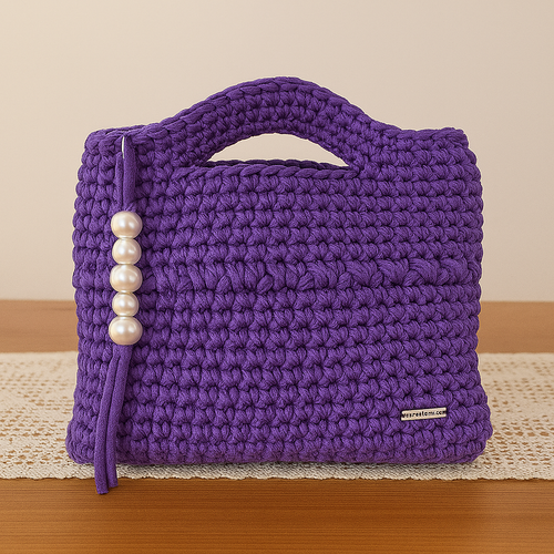 Borsa artigianale in crochet con dettaglio di perle